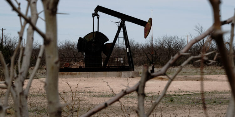Oil prices set to end week higher after US rate cut