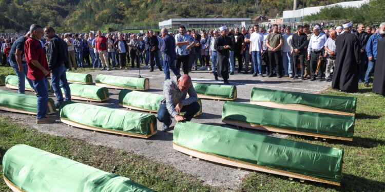 Bosnians bury 19 victims of devastating floods