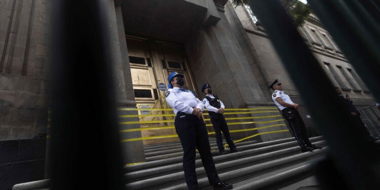 Hailing the end of graft in Mexico, lawmakers advance judicial overhaul