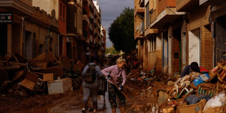 More troops reinforce rescue efforts in flood-hit Spain as public anger mounts