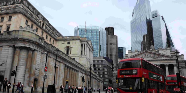 More women hired to senior UK fund roles, but top-paid jobs still male dominated