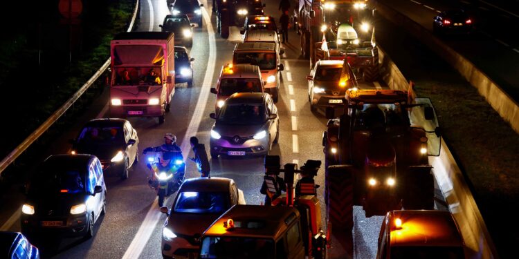 French farmers back on the streets as Mercosur talks fuel discontent