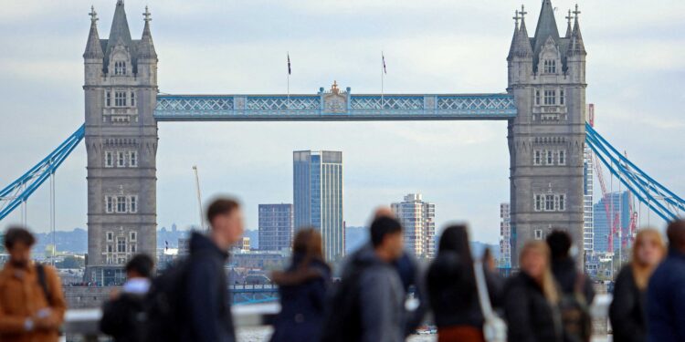 UK employers hold pay deals at 4% before expected fall in 2025, survey shows