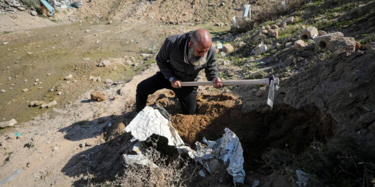 Bereaved Gazans dig out bodies from city ruins, give them graves