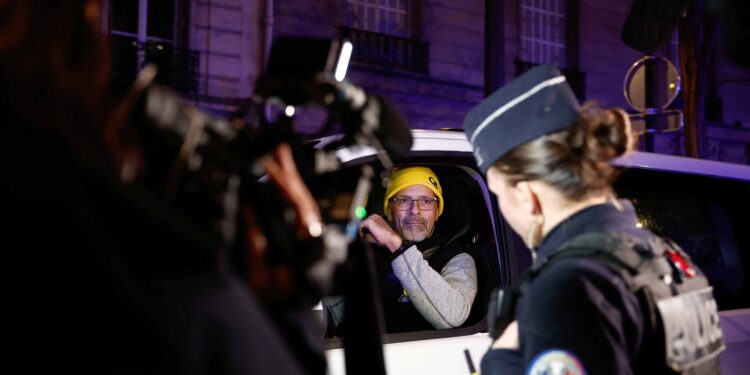 Farmers’ convoys head for Paris to restart protest movement