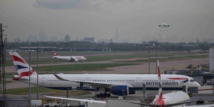 UK’s Heathrow Airport to submit plan for a third runway by the summer