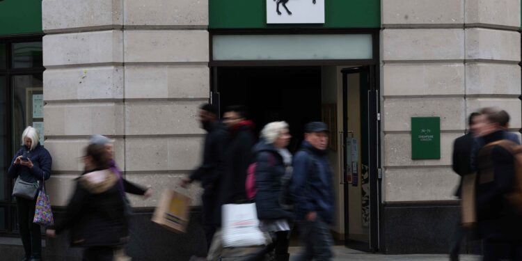 Britain’s Lloyds sets aside $882 million more for car finance probe