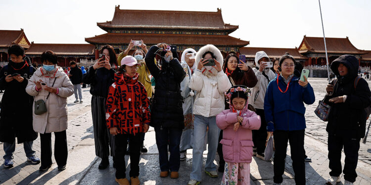 Chinese take record 9 billion domestic trips during Lunar New Year