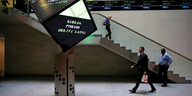 FTSE 100 hits one-week high on banks, mining boost