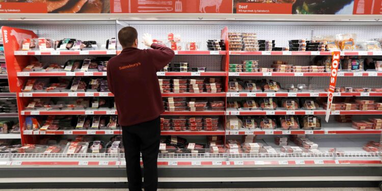 UK firms turn more hopeful on economy, plan to hire more, Lloyds says