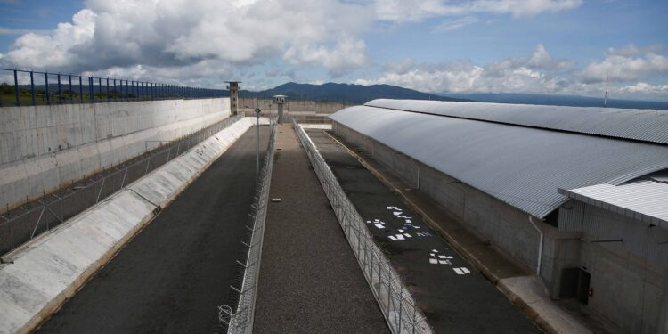 El Salvador to house minors convicted of organized crime in adult jails