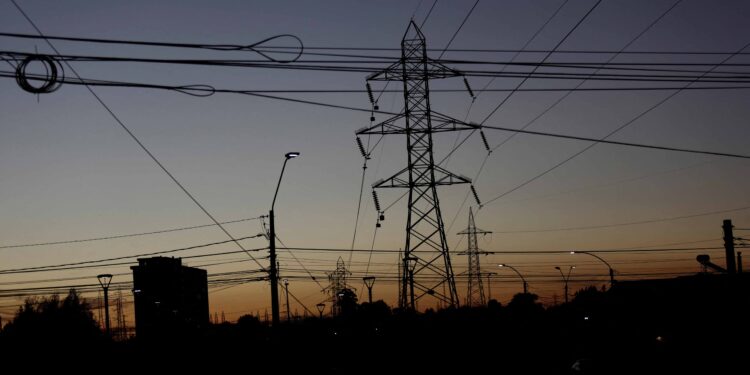 Chile power outage plunges capital into darkness, hits major copper mines