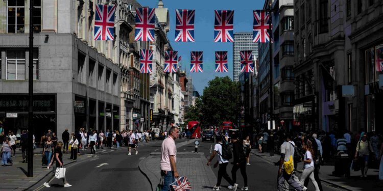 London’s Oxford Street to go traffic-free in shopping area makeover, says mayor