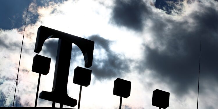 German firms to submit separate EU bids for AI data centre, newspaper reports