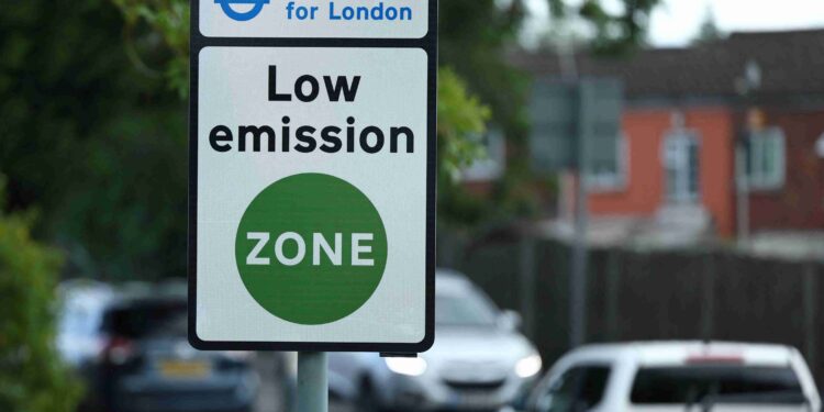 Britain must lower power prices to meet climate goals, advisors say