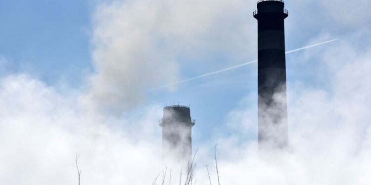 Global energy CO2 emissions reached record high last year, report says