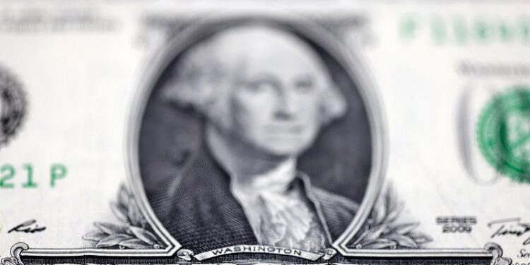 Dollar drifts as traders hunker down for US payrolls