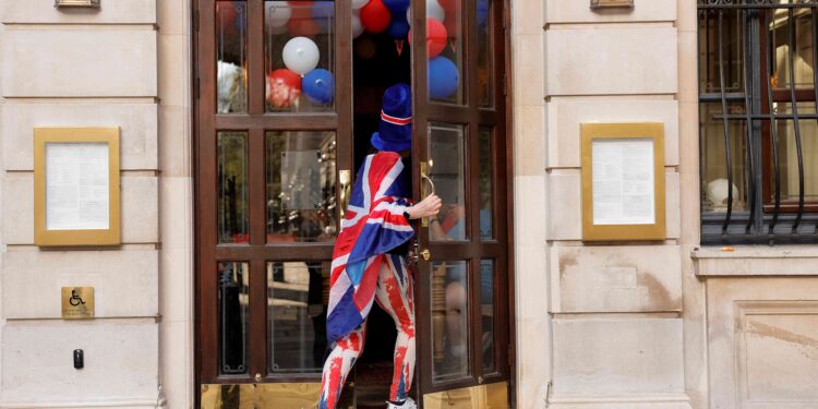 UK services sector grows at fastest pace since August, PMI shows