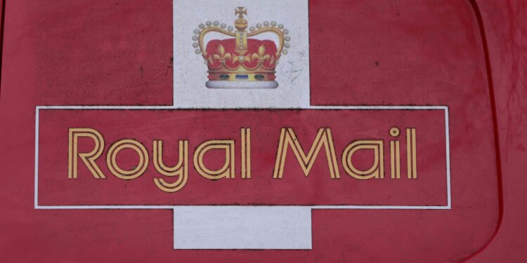 Royal Mail reaches three-year pay deal with workers union