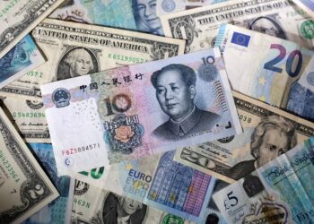 Dollar hits two-week high against yen as trade talks, Fed meeting loom