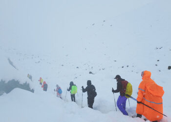 Tibet halts Everest access over unseasonally heavy snow