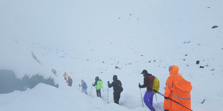 Tibet halts Everest access over unseasonally heavy snow