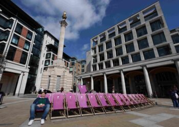 UK stocks rise on boost from industrials and financials