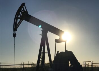 Oil prices head for 2% weekly gain as Fed hopes boost market, Venezuela tensions loom