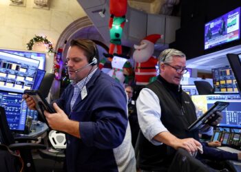 US yields, dollar edge up; investors eye Fed rate cut this week