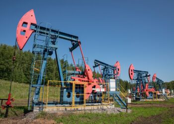 Oil retreats as investors’ focus on Ukraine, US fuel supplies