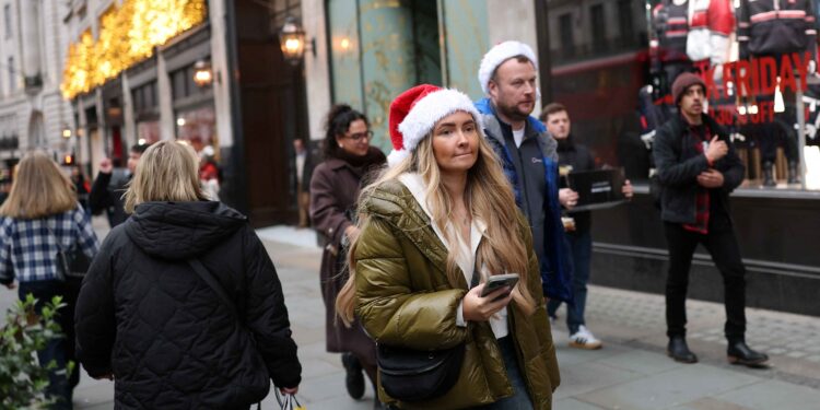 UK Christmas spending to rise 3.5% despite slow start, says PwC