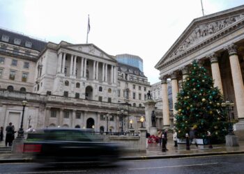Bank of England heads for close vote on likely rate cut