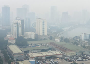 Foreign arrivals to Vietnam hit record high despite pollution, floods