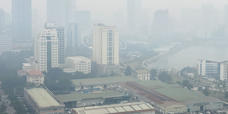 Foreign arrivals to Vietnam hit record high despite pollution, floods