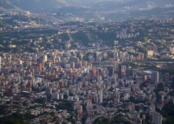 Top Trump aides brief Congress, as Trump open to broader Latin America campaign