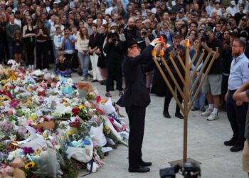 Sydney mourns 15 killed as Israeli ambassador calls for greater Jewish protection