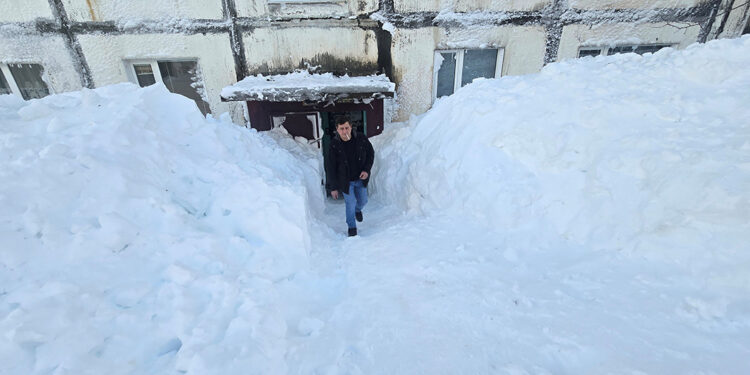 Record snow fall in Russian far east sows fun, frustration and massive drifts