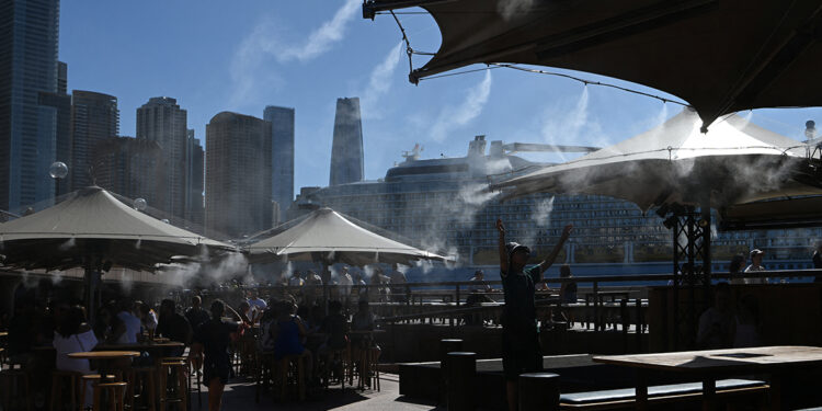 Australian heatwave fans bushfires, towns evacuated, Melbourne endures hottest day in 17 years