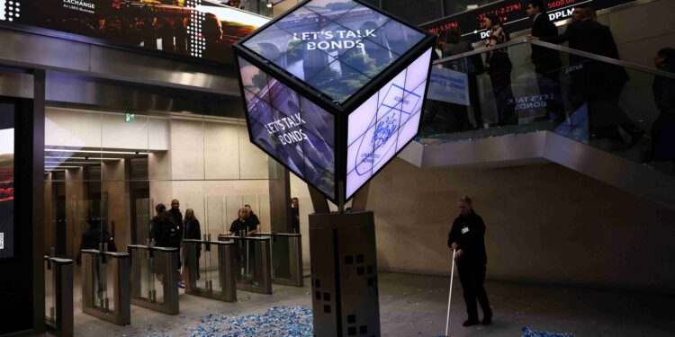 UK’s FTSE 100 rises as HSBC leads bank stocks rally