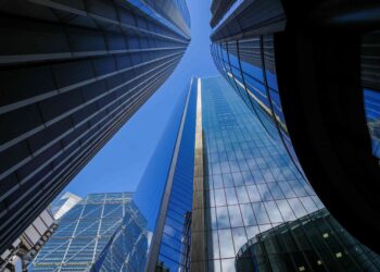 UK business confidence weakens as doubts grow over wider economy