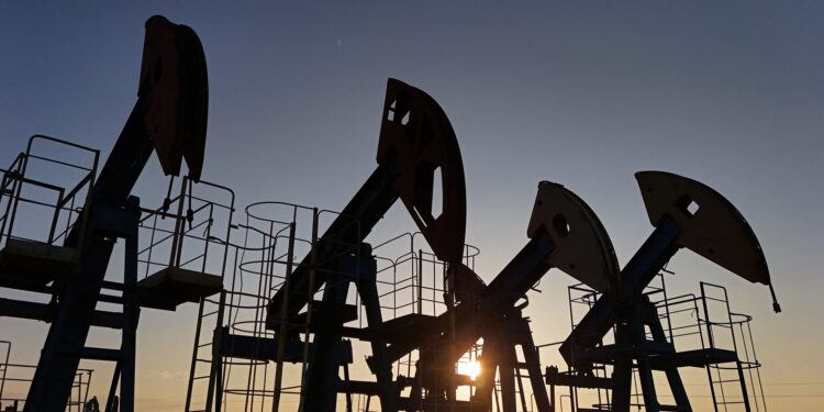 Oil prices fall nearly 5% on US-Iran de-escalation