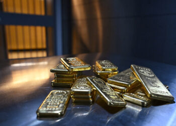 Slump in commodities rattles global markets