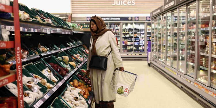 UK economy barely grew in Q4 as budget uncertainty weighed