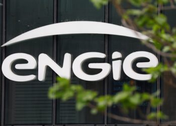 Engie announces UK power grid buy, boosts guidance after flat earnings