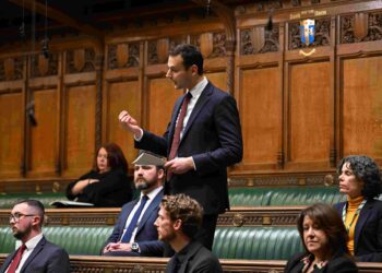 UK minister quits despite being cleared over alleged investigation of journalists