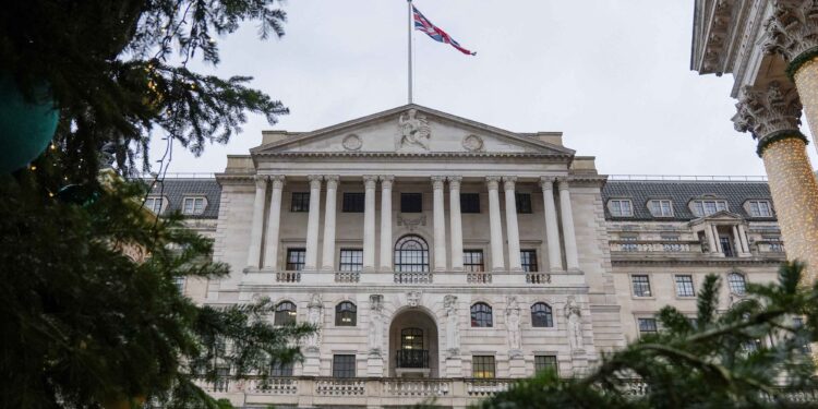 BoE policymakers vote 9-0 to keep rates on hold in face of war risks