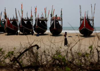 Scarce food, bleak futures spur Rohingya refugees to gamble with death at sea