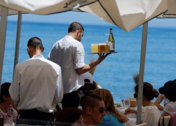 Spain services contract for first time in nearly 3 years, PMI shows