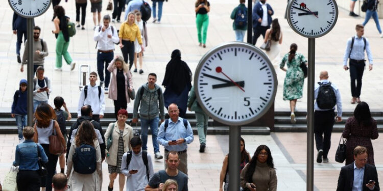 UK employers focus on cost management with confidence near record low