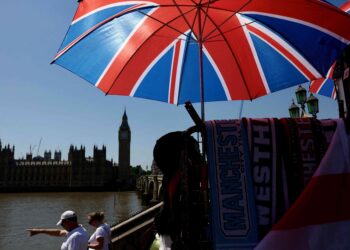 Britain bakes during hottest day on record for May